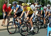 2. Etappe Challans - Les Essarts
v.l.n.r. Pvel Padrnos, David Zabriskie (gelbes Trikot), Lance Armstrong (gr�nes Trikot) und Fabian Cancellara (wei�es Trikot). Mitfavorit Basso links neben Armstrong

[� by J�rgen Burkhardt, B�renhofstra�e 25, 70771 Leinfelden-Echterdingen. Telefon 0711/791424, Fax 0711/791437.Postbank Stuttgart(BLZ 600 100 70) Konto 234130-708) www.radsportfoto.de. Bitte zwei Belegexemplare zusenden. Nutzung ist honorarpflichtig gemaess MFM zzgl. 16% MWSt. Drittrechte sind nicht geklaert. NO MODEL RELEASE. Jede Weitergabe dieses Materials an Dritte ohne ausdrueckliche Genehmigung ist untersagt.]

