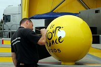 Tour de France-Vorbereitungen
letzte Feinheiten der Vorbereitung
[� by J�rgen Burkhardt, B�renhofstra�e 25, 70771 Leinfelden-Echterdingen. Telefon 0711/791424, Fax 0711/791437.Postbank Stuttgart(BLZ 600 100 70) Konto 234130-708) www.radsportfoto.de. Bitte zwei Belegexemplare zusenden. Nutzung ist honorarpflichtig gemaess MFM zzgl. 16% MWSt. Drittrechte sind nicht geklaert. NO MODEL RELEASE. Jede Weitergabe dieses Materials an Dritte ohne ausdrueckliche Genehmigung ist untersagt.]

