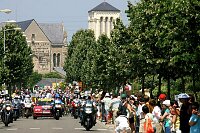 2. Etappe Challans - Les Essarts
Peloton in Challans kurz nach dem Start

[� by J�rgen Burkhardt, B�renhofstra�e 25, 70771 Leinfelden-Echterdingen. Telefon 0711/791424, Fax 0711/791437.Postbank Stuttgart(BLZ 600 100 70) Konto 234130-708) www.radsportfoto.de. Bitte zwei Belegexemplare zusenden. Nutzung ist honorarpflichtig gemaess MFM zzgl. 16% MWSt. Drittrechte sind nicht geklaert. NO MODEL RELEASE. Jede Weitergabe dieses Materials an Dritte ohne ausdrueckliche Genehmigung ist untersagt.]

