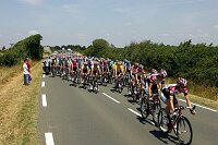 2. Etappe Challans - Les Essarts
Peloton
[� by J�rgen Burkhardt, B�renhofstra�e 25, 70771 Leinfelden-Echterdingen. Telefon 0711/791424, Fax 0711/791437.Postbank Stuttgart(BLZ 600 100 70) Konto 234130-708) www.radsportfoto.de. Bitte zwei Belegexemplare zusenden. Nutzung ist honorarpflichtig gemaess MFM zzgl. 16% MWSt. Drittrechte sind nicht geklaert. NO MODEL RELEASE. Jede Weitergabe dieses Materials an Dritte ohne ausdrueckliche Genehmigung ist untersagt.]

