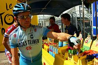 8. Etappe Pforzheim - Gerardmer
Georg Totschnig, Team Gerolsteiner holt sich Energie-Riegel vor dem Start
[� by J�rgen Burkhardt, B�renhofstra�e 25, 70771 Leinfelden-Echterdingen. Telefon 0711/791424, Fax 0711/791437.Postbank Stuttgart(BLZ 600 100 70) Konto 234130-708) www.radsportfoto.de. Bitte zwei Belegexemplare zusenden. Nutzung ist honorarpflichtig gemaess MFM zzgl. 16% MWSt. Drittrechte sind nicht geklaert. NO MODEL RELEASE. Jede Weitergabe dieses Materials an Dritte ohne ausdrueckliche Genehmigung ist untersagt.]

