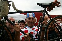 Etappe Grenoble - Courchevel
Radsportfan mit altem Rad und Trikot
[� by J�rgen Burkhardt, B�renhofstra�e 25, 70771 Leinfelden-Echterdingen. Telefon 0711/791424, Fax 0711/791437.Postbank Stuttgart(BLZ 600 100 70) Konto 234130-708) www.radsportfoto.de. Bitte zwei Belegexemplare zusenden. Nutzung ist honorarpflichtig gemaess MFM zzgl. 16% MWSt. Drittrechte sind nicht geklaert. NO MODEL RELEASE. Jede Weitergabe dieses Materials an Dritte ohne ausdrueckliche Genehmigung ist untersagt.]

