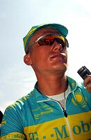 Etappe Grenoble - Courchevel
Alexandre Vinokourov, T-Mobile Team
[� by J�rgen Burkhardt, B�renhofstra�e 25, 70771 Leinfelden-Echterdingen. Telefon 0711/791424, Fax 0711/791437.Postbank Stuttgart(BLZ 600 100 70) Konto 234130-708) www.radsportfoto.de. Bitte zwei Belegexemplare zusenden. Nutzung ist honorarpflichtig gemaess MFM zzgl. 16% MWSt. Drittrechte sind nicht geklaert. NO MODEL RELEASE. Jede Weitergabe dieses Materials an Dritte ohne ausdrueckliche Genehmigung ist untersagt.]

