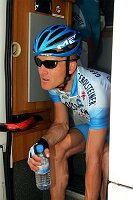 Etappe Grenoble - Courchevel
Levi Leipheimer, Team Gerolsteiner
im Team-Wohnmobil
[� by J�rgen Burkhardt, B�renhofstra�e 25, 70771 Leinfelden-Echterdingen. Telefon 0711/791424, Fax 0711/791437.Postbank Stuttgart(BLZ 600 100 70) Konto 234130-708) www.radsportfoto.de. Bitte zwei Belegexemplare zusenden. Nutzung ist honorarpflichtig gemaess MFM zzgl. 16% MWSt. Drittrechte sind nicht geklaert. NO MODEL RELEASE. Jede Weitergabe dieses Materials an Dritte ohne ausdrueckliche Genehmigung ist untersagt.]

