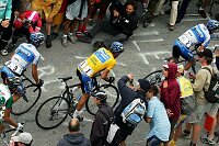 11. Etappe Courchevel - Briancon 173 km
Lance Armstrong im gelben Trikot mit Jos� Azevedo (2) und Paolo Savoldelli (9) am Galibier
[� by J�rgen Burkhardt, B�renhofstra�e 25, 70771 Leinfelden-Echterdingen. Telefon 0711/791424, Fax 0711/791437.Postbank Stuttgart(BLZ 600 100 70) Konto 234130-708) www.radsportfoto.de. Bitte zwei Belegexemplare zusenden. Nutzung ist honorarpflichtig gemaess MFM zzgl. 16% MWSt. Drittrechte sind nicht geklaert. NO MODEL RELEASE. Jede Weitergabe dieses Materials an Dritte ohne ausdrueckliche Genehmigung ist untersagt.]

