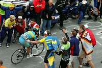 11. Etappe Courchevel - Briancon 173 km
Alexandre Vinokourov alleine in Front am Galibier
[� by J�rgen Burkhardt, B�renhofstra�e 25, 70771 Leinfelden-Echterdingen. Telefon 0711/791424, Fax 0711/791437.Postbank Stuttgart(BLZ 600 100 70) Konto 234130-708) www.radsportfoto.de. Bitte zwei Belegexemplare zusenden. Nutzung ist honorarpflichtig gemaess MFM zzgl. 16% MWSt. Drittrechte sind nicht geklaert. NO MODEL RELEASE. Jede Weitergabe dieses Materials an Dritte ohne ausdrueckliche Genehmigung ist untersagt.]

